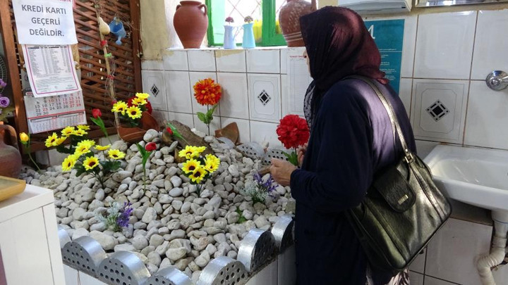 Pide salonundaki gizemli mezar müşterileri şaşırtıyor! Sırrı ortaya çıktı… İşte ‘Ayırt Dede’nin hikayesi…