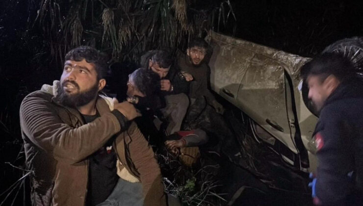 Polisten kaçarken kazaya yaptılar! Otomobilde 9 kaçak göçmen yakalandı