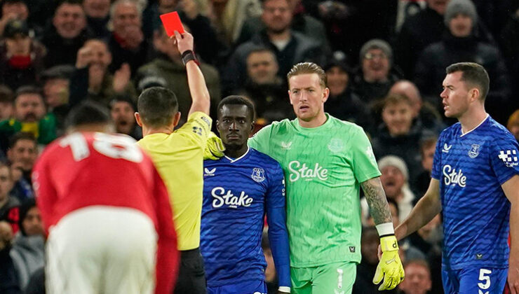 Premier Lig’de skandal olay: Takım arkadaşına tokat attı, kırmızı kart gördü!