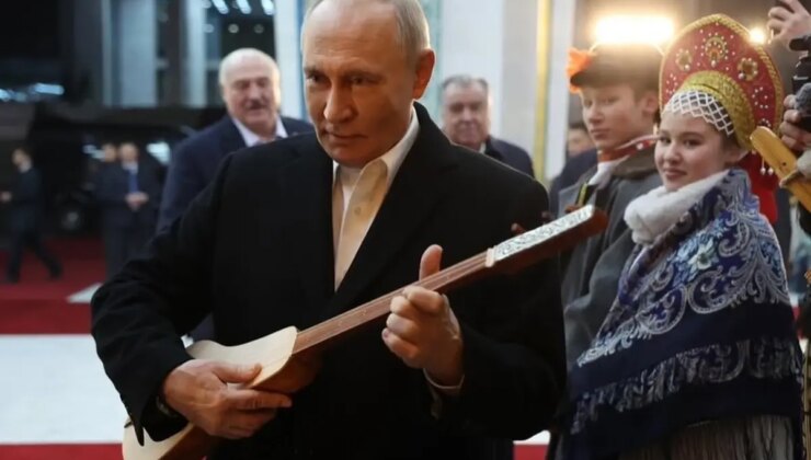 Putin, Kırgızistan’da kopuz çalmayı denedi