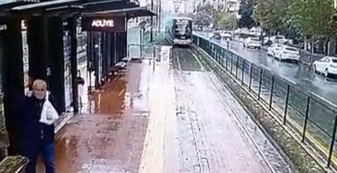Seyir halindeki tramvaya yıldırım düştü