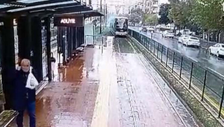 Seyir halindeki tramvaya yıldırım düştü