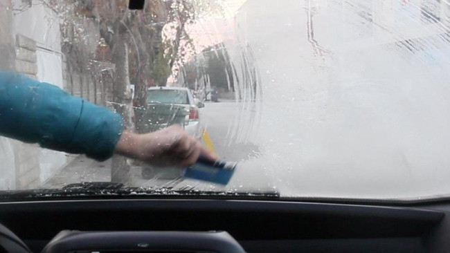 Sıcaklık eksi 5 dereceye kadar düştü! Araçların camları buz tuttu