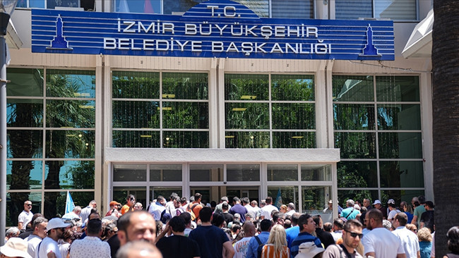 Sosyal haklarını alamayan İzmir Büyükşehir Belediyesi işçileri oturma eylemi başlattı