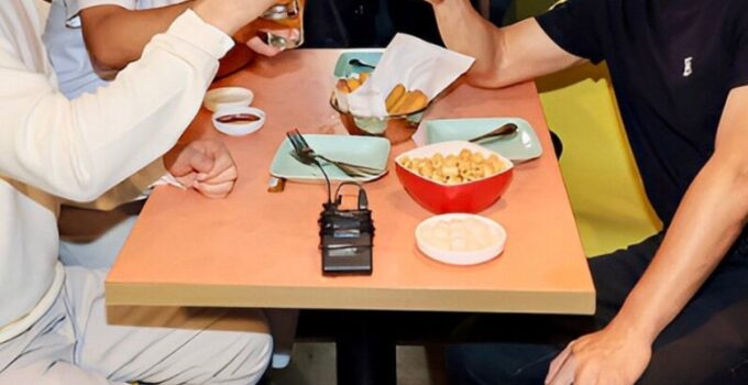 Süper zengin 3 patronun sipariş ettiği ucuz yiyeceklere bakan bir daha baktı