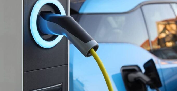 Tek şarjla 1205 km yol gitti: Elektrikli araçlarda rekor kırdı