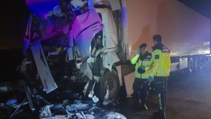 TIR, tur otobüsüne çarptı: 1’i ağır 15 yaralı