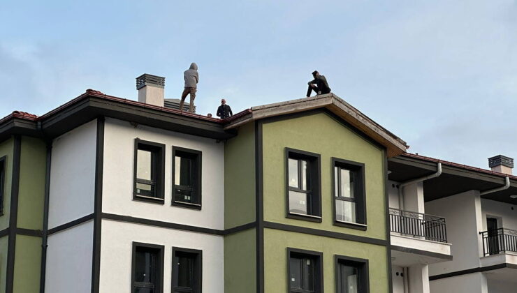 TOKİ inşaatında görevli işçiler, ücretleri ödenmediği gerekçesiyle çatıya çıktı!