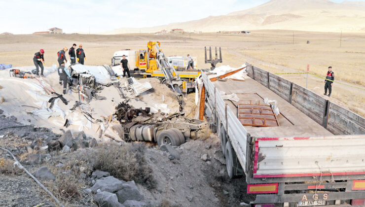 Toprak yığınına çarpan TIR’ın şoförü öldü