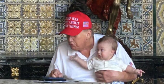 Trump, dede rolüyle gündemde: Torunuyla keyifli bir gün geçirdi