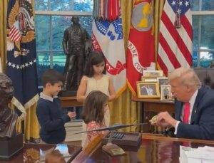 Trump’tan Oval Ofis’te çocuklara cömert hediyeler