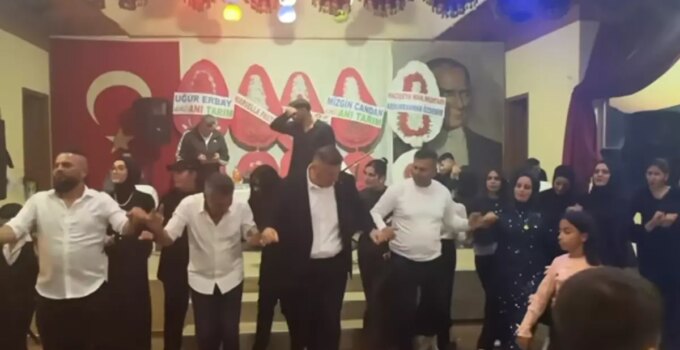 Türkiye 20 şehidine ağlarken belediye başkanı halaya durdu