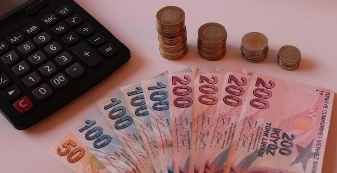 Ünlü ekonomistten asgari ücret tahmini: 'Maksimum bu rakam olacak'