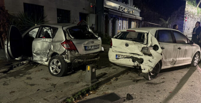 Üsküdar’da otomobil duvara çarptı: 2 yaralı