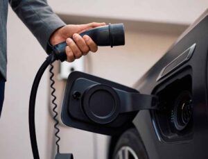 'Fişe takma endişesi yok' diyerek rakiplerini geride bıraktı! 'Yılın Hibrit Otomobili' unvanını kazandı!