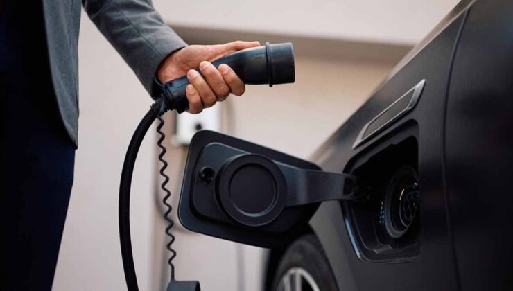 'Fişe takma endişesi yok' diyerek rakiplerini geride bıraktı! 'Yılın Hibrit Otomobili' unvanını kazandı!