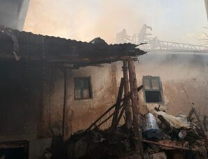 Yangında 2 ev ile 1 ahır kullanılamaz hale geldi