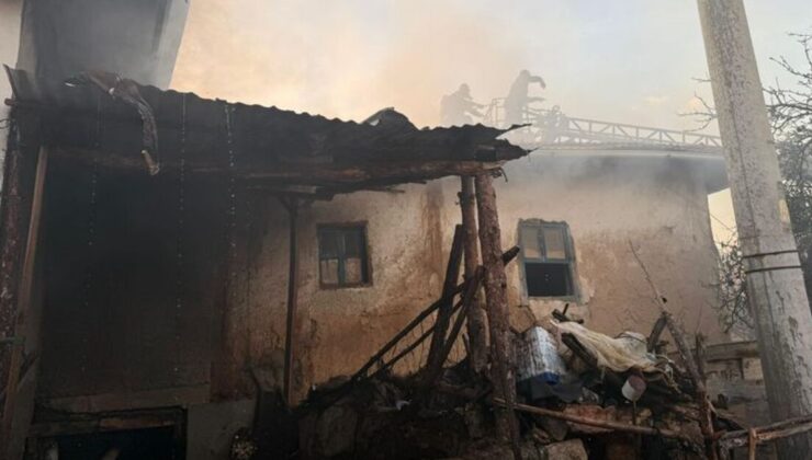 Yangında 2 ev ile 1 ahır kullanılamaz hale geldi
