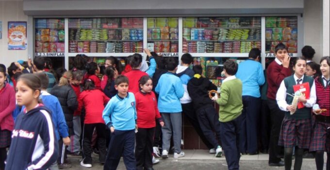 Yoksul çocuğa 3 liralık yardım