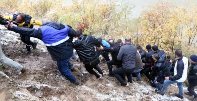 Zap Suyu’na düşen pikaptaki 2 kişi hayatını kaybetti