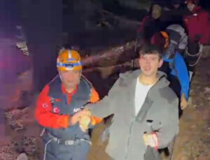 Akdağ’a tırmanırken mahsur kalan 3 arkadaş kurtarıldı