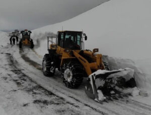 Erzincan’da kar yağışı ve tipiden ulaşıma kapanan 12 köy yolu ulaşıma açıldı