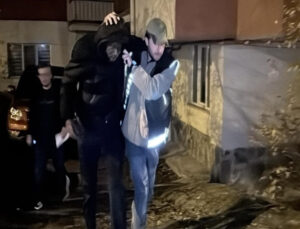 Evinde uyuşturucu satarken yakalanan yabancı uyruklu tutuklandı