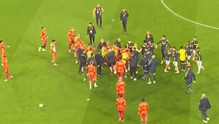 Fenerbahçe-Galatasaray maçı başlamadan kavga çıktı! İlk düdük öncesi gerginlik