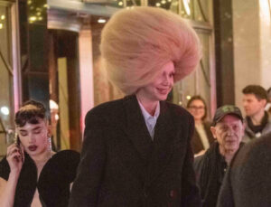 Gwendoline Christie devasa peruğuyla şaşırttı