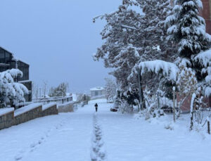 Hava sıcaklığı sıfırın altında 5 dereceye kadar düştü! Yoğun kar yağışı… Uçak seferleri rötar yaptı