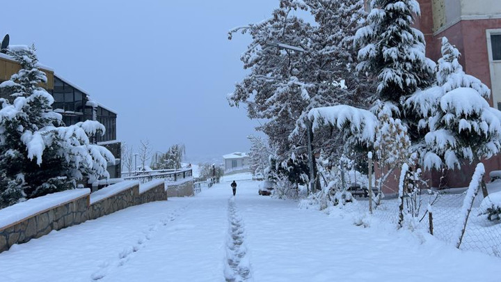 Hava sıcaklığı sıfırın altında 5 dereceye kadar düştü! Yoğun kar yağışı… Uçak seferleri rötar yaptı