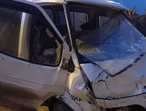 İşçi servisi ile otomobil çarpıştı: 1 ölü, 10 yaralı