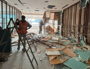 İşletmeler tarafından izinsiz inşa edildi: Şişli’deki AVM’de kaçak yapılar yıkıldı