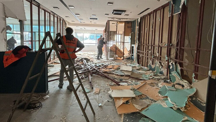 İşletmeler tarafından izinsiz inşa edildi: Şişli’deki AVM’de kaçak yapılar yıkıldı