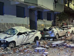 İstanbul’da binanın çatısı çöktü: Park halindeki araçlar hurdaya döndü