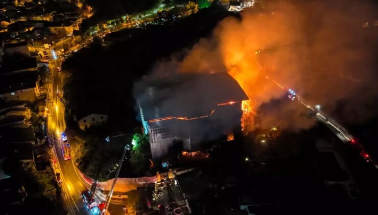 İstanbul’da tarihi köşkü küle çeviren yangın