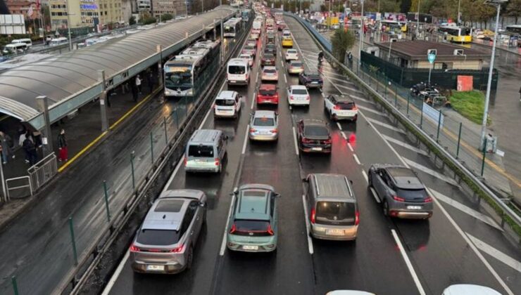 İstanbul’da yağmur trafiği kilitledi: Yüzde 80!
