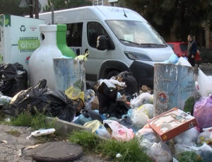 İstanbul’daki ilçe belediyesinde işçiler iş bıraktı, sokaklarda çöp yığını oluştu