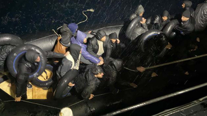 İzmir’de lastik botta sürüklenen göçmenler kurtarıldı