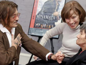 Johnny Depp, ‘Minamata’ hastalığının kurbanıyla Japonya’da buluştu