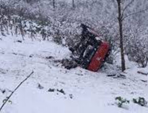 Kamyonet karla kaplı yolda şarampole yuvarlandı: 6 yaralı