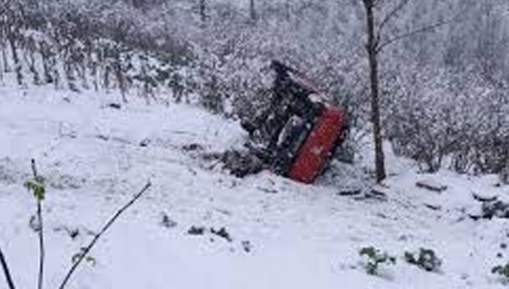 Kamyonet karla kaplı yolda şarampole yuvarlandı: 6 yaralı