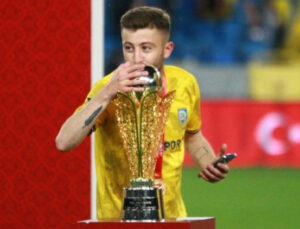 Kocaeli’de silahlı saldırı! 1’i futbolcu 3 yaralı