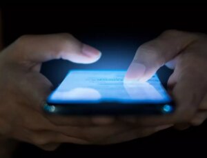 Liseli kızların mesajlaşma grubuna müstehcen fotoğraf yollayan öğretmen tutuklandı