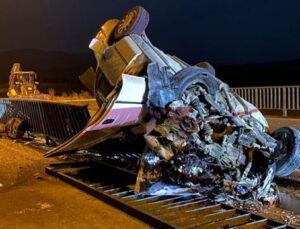 Otomobil köprü demirlerine çarptı: 1 ölü, 3 yaralı