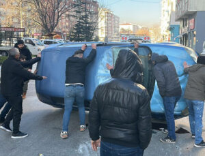 Park halindeki araçlara çarpan otomobil takla attı: 2 yaralı
