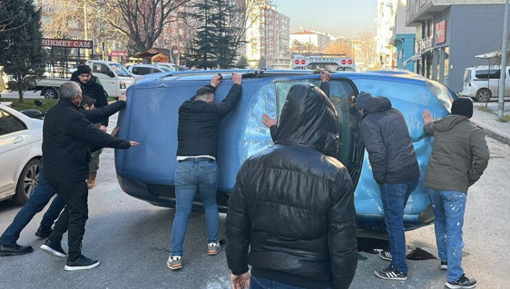 Park halindeki araçlara çarpan otomobil takla attı: 2 yaralı