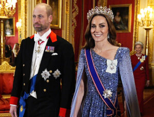 Prenses Kate Middleton 2 bin 600 elmaslı taçla ziyafete katıldı