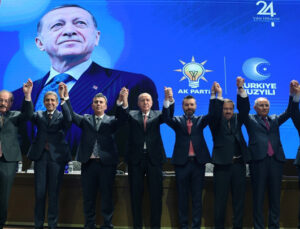 4 belediye başkanı AK Parti’ye katıldı! Rozetlerini Cumhurbaşkanı Erdoğan taktı