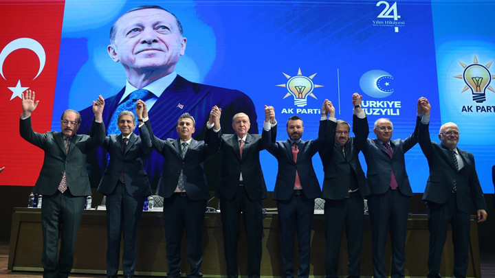 4 belediye başkanı AK Parti’ye katıldı! Rozetlerini Cumhurbaşkanı Erdoğan taktı